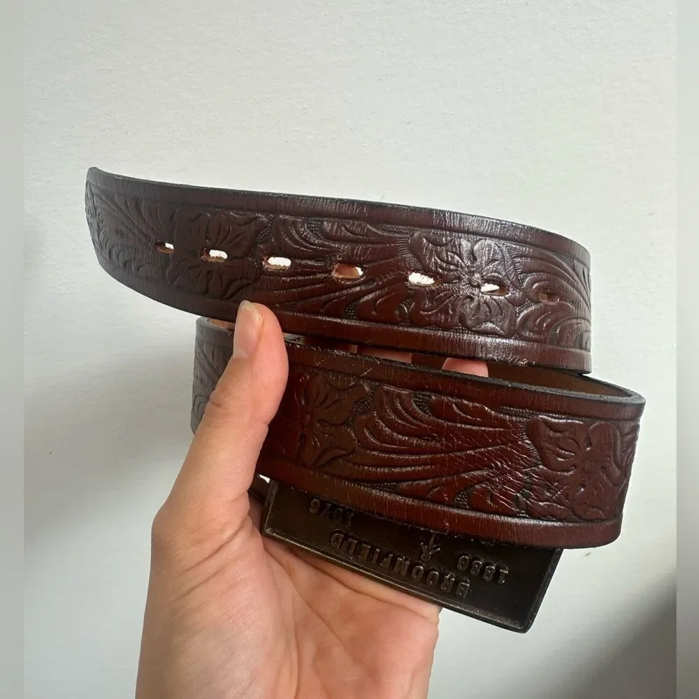 Broomfield Colorado 1975 Heavy Brass Buckle Brown Tooled Leather Belt Size S